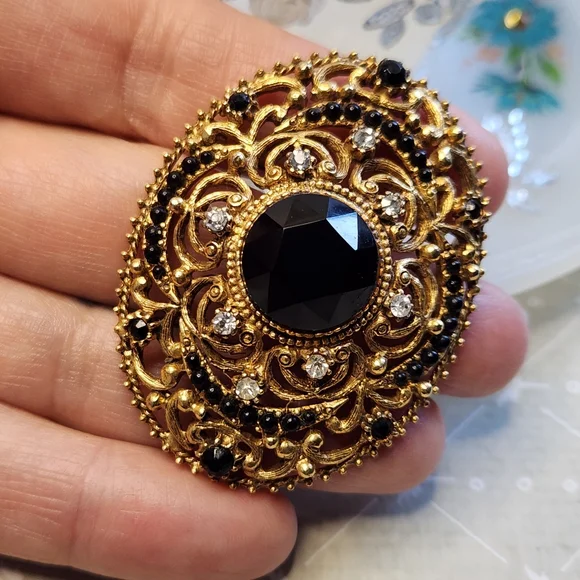 Vintage Florenza Black Rhinestone Mourning Brooch in Gold-tone - Picture 4 of 8